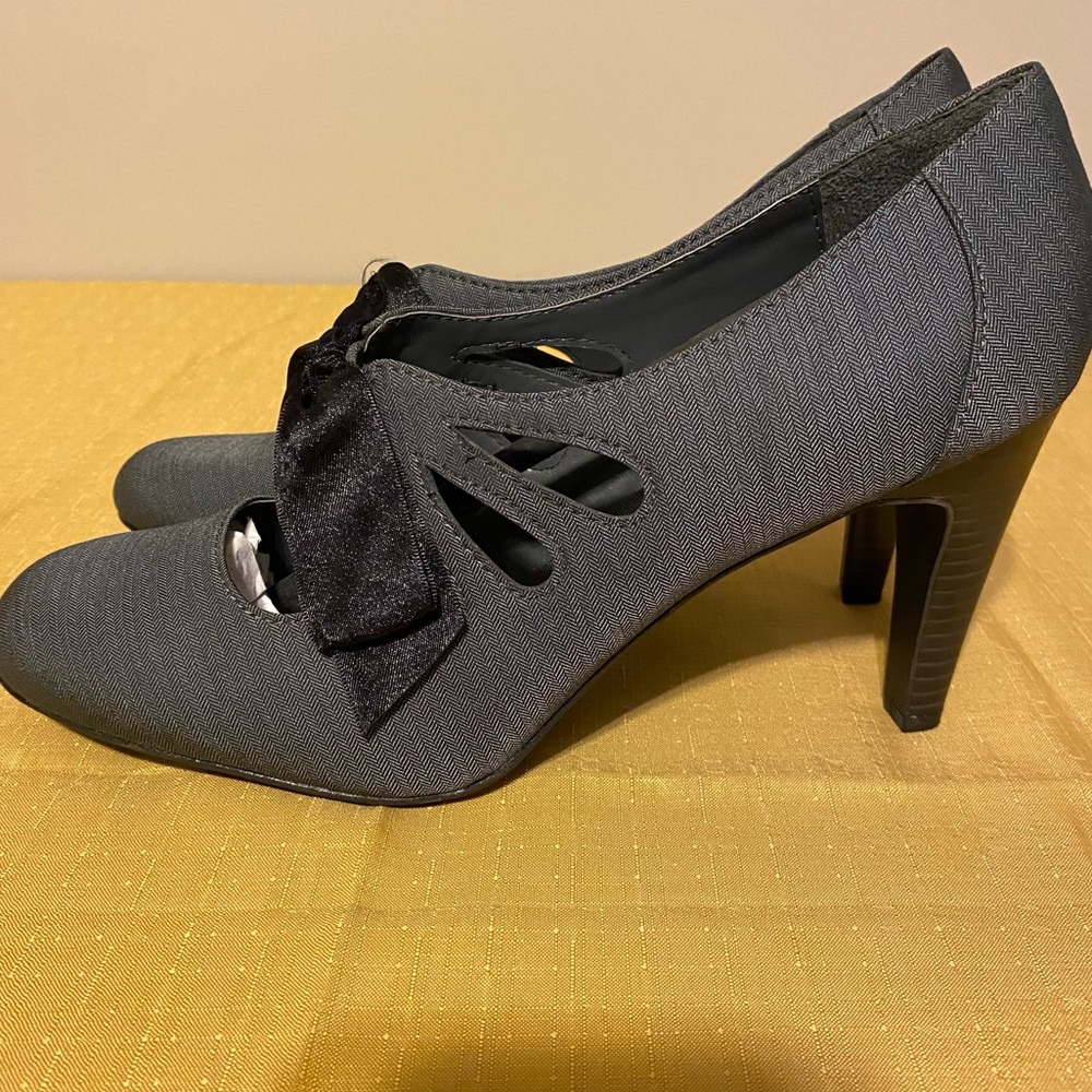 NWOT Ann Marino herringbone grey with black bow size 11